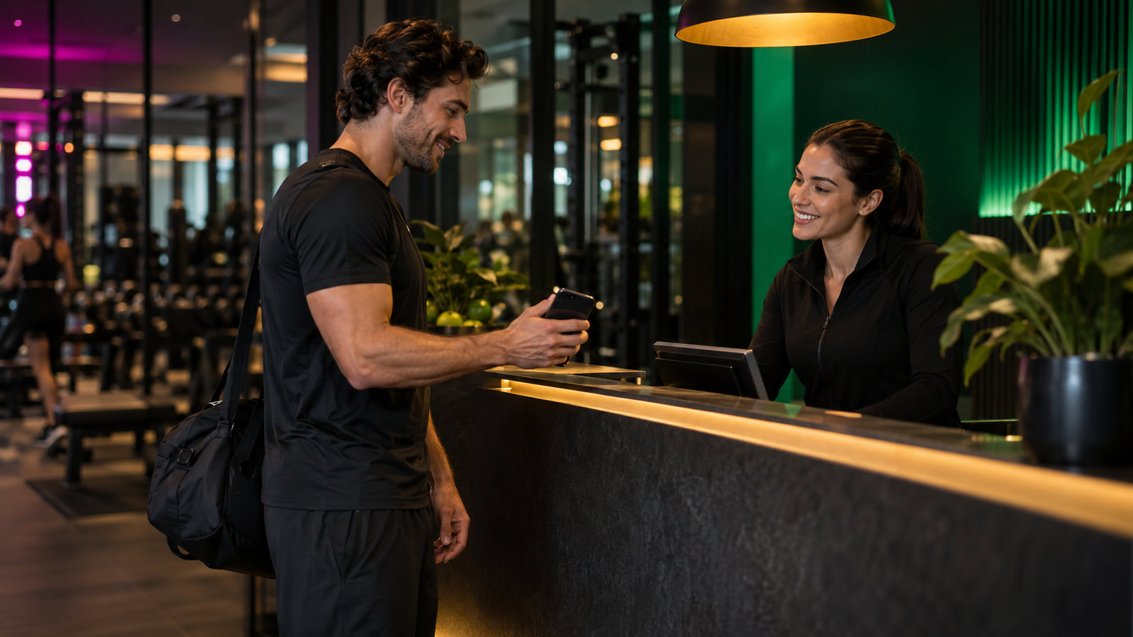 Mitglied eines Fitnessstudios zeigt der Rezeption sein Smartphone am Empfang