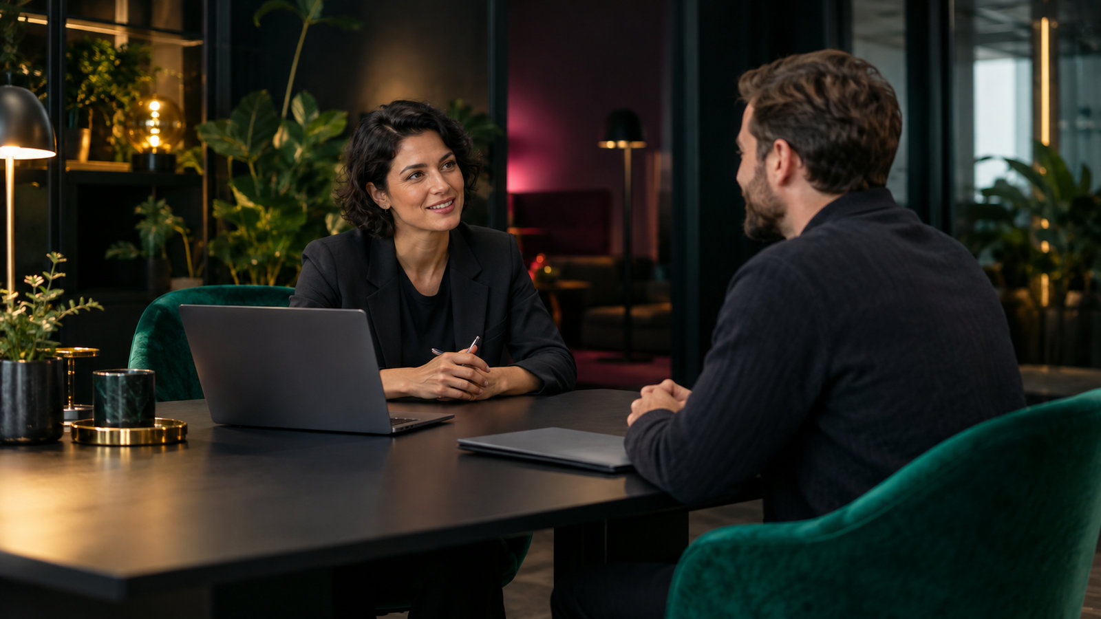 Recruiterin führt ein Vorstellungsgespräch mit einer Bewerberin am Schreibtisch